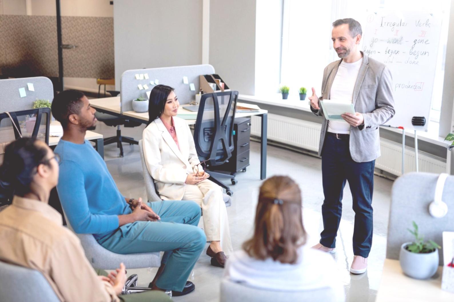 Participants travaillant sur des modèles d'analyse financière lors d'une session de formation